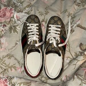 GUCCI ACE GG SUPREME ‘BEES’
 Sneakers  men’s size 6.5 women’s 8.5